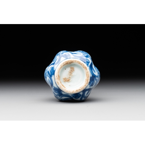 286 - A Chinese blue and white facetted bottle vase with floral design, KangxiH.: 11,4 cm 