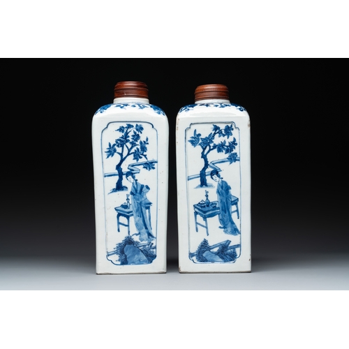 292 - A pair of Chinese blue and white 'Long Eliza' square flasks, KangxiH.: 25,2 cm (incl. cover)... 