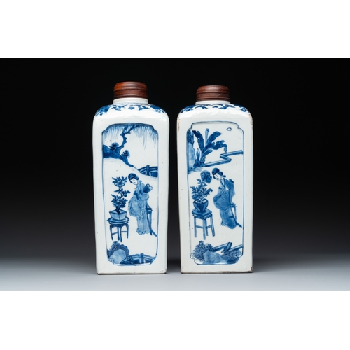 292 - A pair of Chinese blue and white 'Long Eliza' square flasks, KangxiH.: 25,2 cm (incl. cover)... 