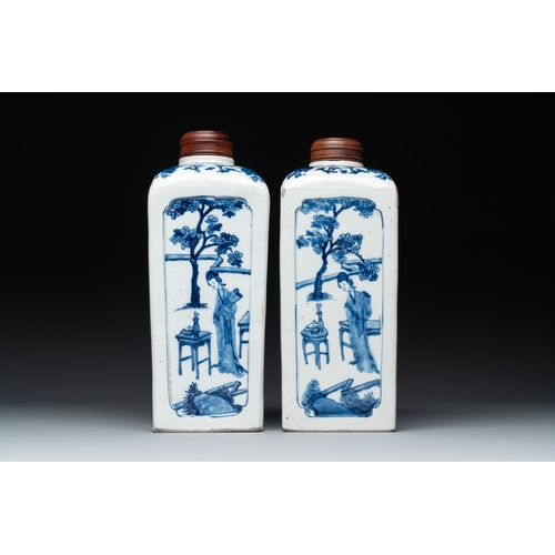 292 - A pair of Chinese blue and white 'Long Eliza' square flasks, KangxiH.: 25,2 cm (incl. cover)... 