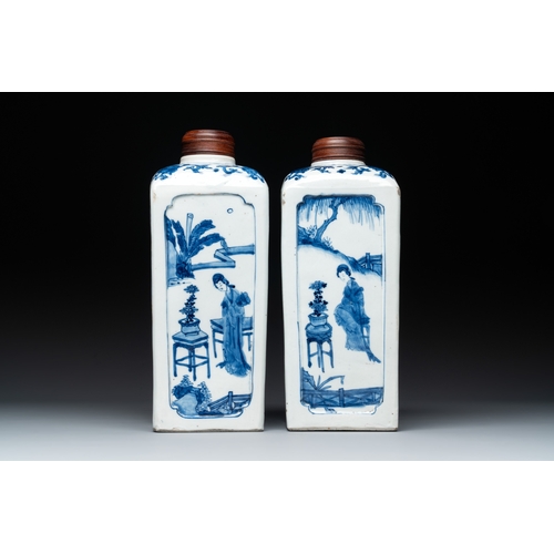 292 - A pair of Chinese blue and white 'Long Eliza' square flasks, KangxiH.: 25,2 cm (incl. cover)... 