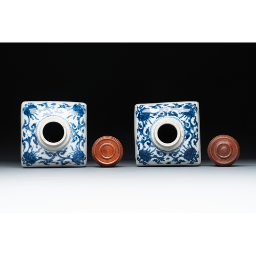 292 - A pair of Chinese blue and white 'Long Eliza' square flasks, KangxiH.: 25,2 cm (incl. cover)... 