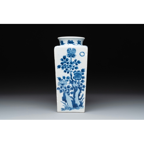 293 - A Chinese blue and white square flask with floral design, KangxiH.: 26,5 cm 