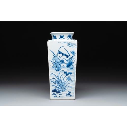 293 - A Chinese blue and white square flask with floral design, KangxiH.: 26,5 cm 