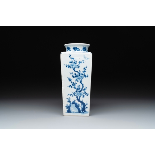 293 - A Chinese blue and white square flask with floral design, KangxiH.: 26,5 cm 