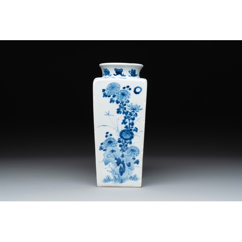 293 - A Chinese blue and white square flask with floral design, KangxiH.: 26,5 cm 