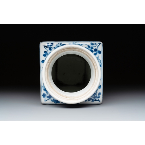 293 - A Chinese blue and white square flask with floral design, KangxiH.: 26,5 cm 