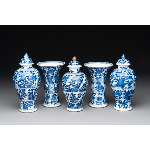 322 - A Chinese blue and white garniture with five vases, KangxiH.: 14,5 cm (the tallest vase incl. cover)... 