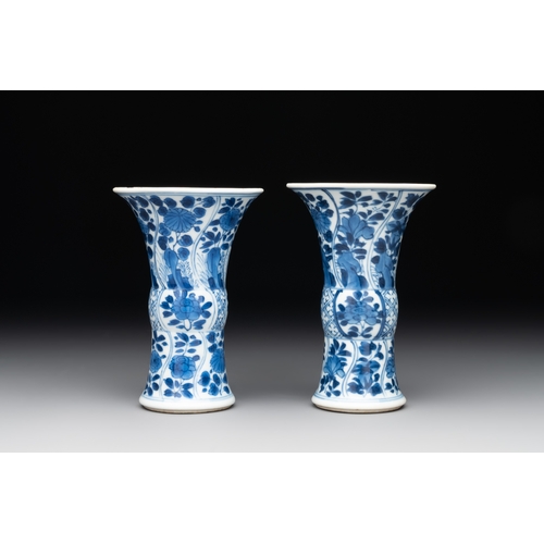 322 - A Chinese blue and white garniture with five vases, KangxiH.: 14,5 cm (the tallest vase incl. cover)... 