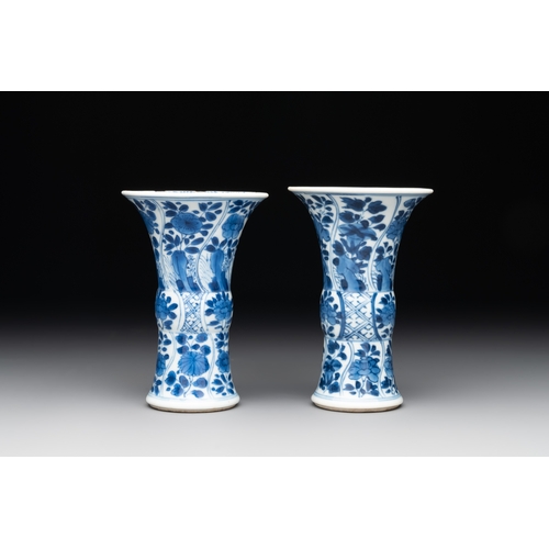 322 - A Chinese blue and white garniture with five vases, KangxiH.: 14,5 cm (the tallest vase incl. cover)... 