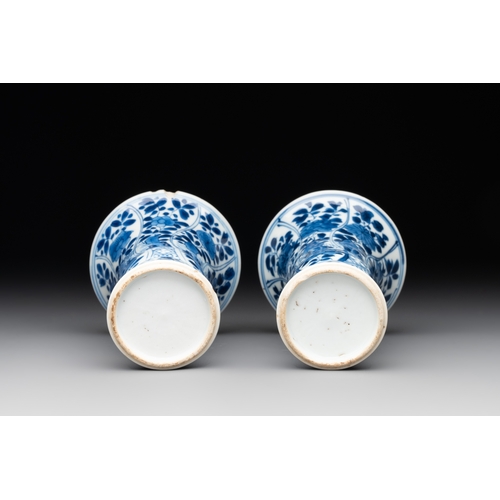 322 - A Chinese blue and white garniture with five vases, KangxiH.: 14,5 cm (the tallest vase incl. cover)... 