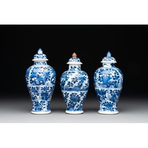 322 - A Chinese blue and white garniture with five vases, KangxiH.: 14,5 cm (the tallest vase incl. cover)... 