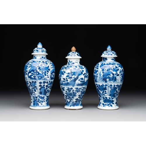 322 - A Chinese blue and white garniture with five vases, KangxiH.: 14,5 cm (the tallest vase incl. cover)... 