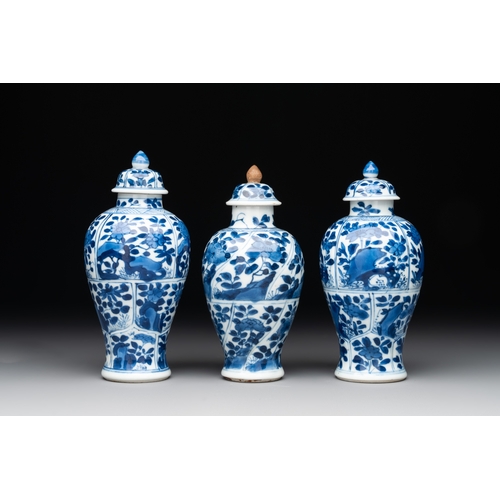 322 - A Chinese blue and white garniture with five vases, KangxiH.: 14,5 cm (the tallest vase incl. cover)... 