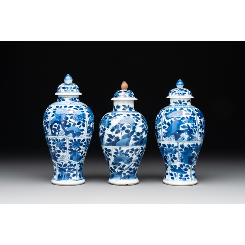 322 - A Chinese blue and white garniture with five vases, KangxiH.: 14,5 cm (the tallest vase incl. cover)... 