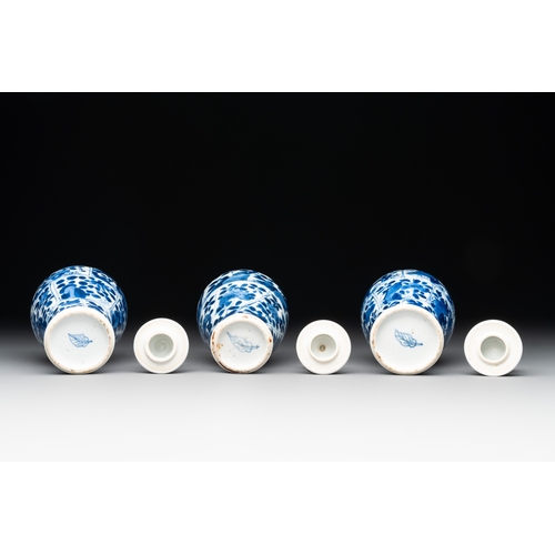 322 - A Chinese blue and white garniture with five vases, KangxiH.: 14,5 cm (the tallest vase incl. cover)... 