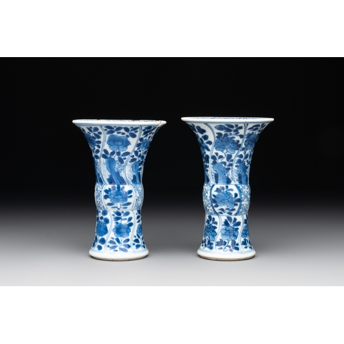 322 - A Chinese blue and white garniture with five vases, KangxiH.: 14,5 cm (the tallest vase incl. cover)... 