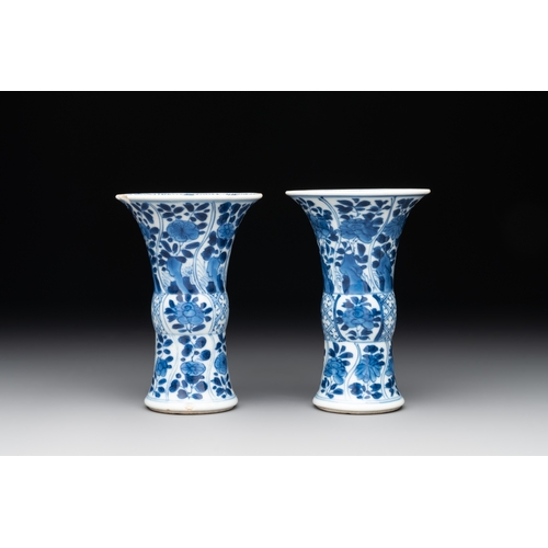 322 - A Chinese blue and white garniture with five vases, KangxiH.: 14,5 cm (the tallest vase incl. cover)... 