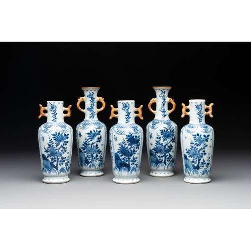 323 - A Chinese blue and white garniture with five vases, KangxiH.: 18,3 cm (the tallest) H.: 15,5 cm (the... 