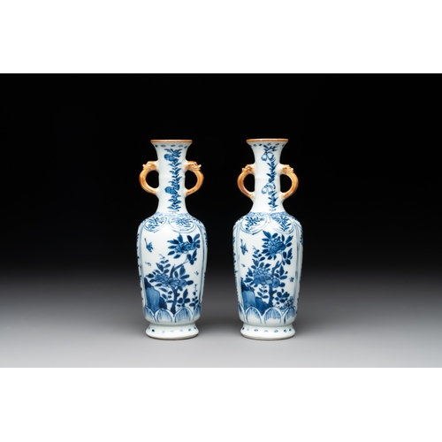 323 - A Chinese blue and white garniture with five vases, KangxiH.: 18,3 cm (the tallest) H.: 15,5 cm (the... 