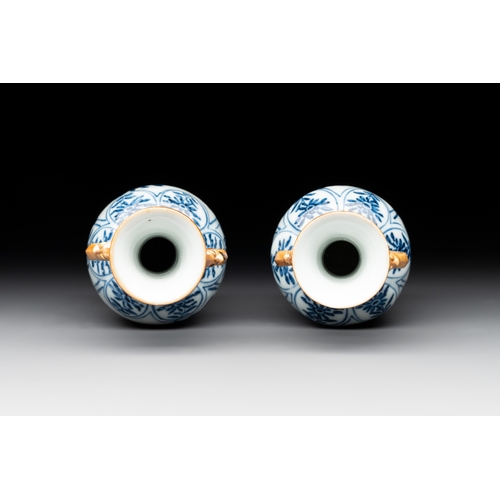 323 - A Chinese blue and white garniture with five vases, KangxiH.: 18,3 cm (the tallest) H.: 15,5 cm (the... 