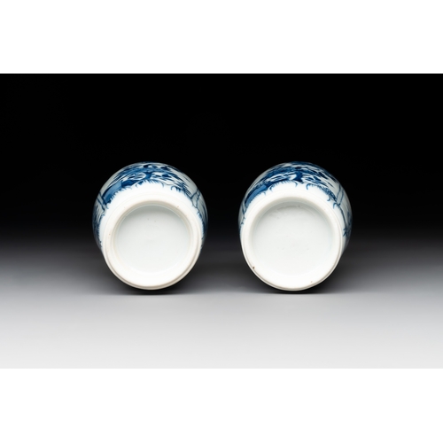 323 - A Chinese blue and white garniture with five vases, KangxiH.: 18,3 cm (the tallest) H.: 15,5 cm (the... 