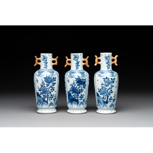 323 - A Chinese blue and white garniture with five vases, KangxiH.: 18,3 cm (the tallest) H.: 15,5 cm (the... 