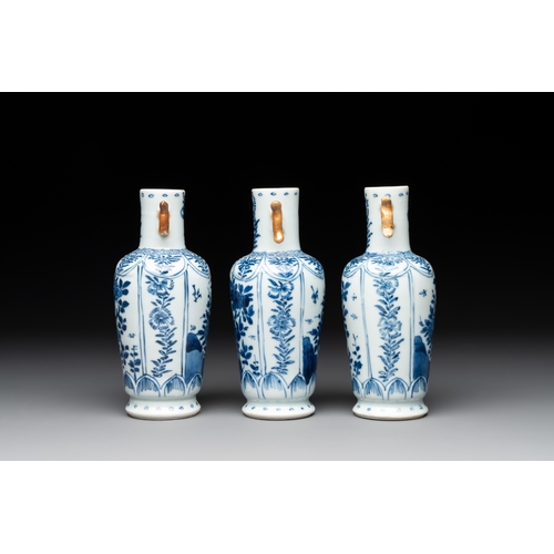 323 - A Chinese blue and white garniture with five vases, KangxiH.: 18,3 cm (the tallest) H.: 15,5 cm (the... 