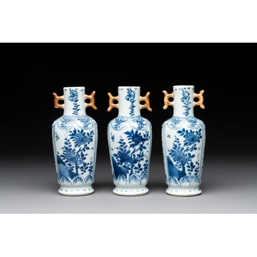 323 - A Chinese blue and white garniture with five vases, KangxiH.: 18,3 cm (the tallest) H.: 15,5 cm (the... 