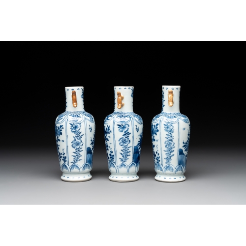 323 - A Chinese blue and white garniture with five vases, KangxiH.: 18,3 cm (the tallest) H.: 15,5 cm (the... 