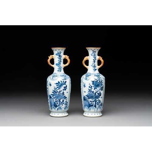 323 - A Chinese blue and white garniture with five vases, KangxiH.: 18,3 cm (the tallest) H.: 15,5 cm (the... 