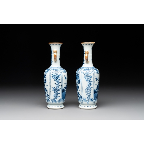 323 - A Chinese blue and white garniture with five vases, KangxiH.: 18,3 cm (the tallest) H.: 15,5 cm (the... 