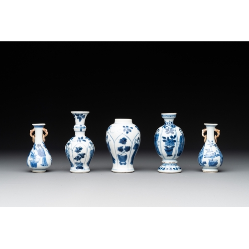 324 - Five Chinese blue and white 'Long Eliza' miniature vases, KangxiH.: 9,5 cm (the tallest) H.: 7,5 cm ... 