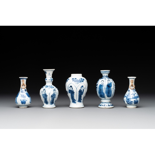 324 - Five Chinese blue and white 'Long Eliza' miniature vases, KangxiH.: 9,5 cm (the tallest) H.: 7,5 cm ... 