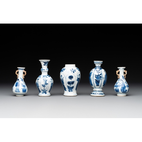 324 - Five Chinese blue and white 'Long Eliza' miniature vases, KangxiH.: 9,5 cm (the tallest) H.: 7,5 cm ... 