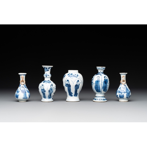 324 - Five Chinese blue and white 'Long Eliza' miniature vases, KangxiH.: 9,5 cm (the tallest) H.: 7,5 cm ... 