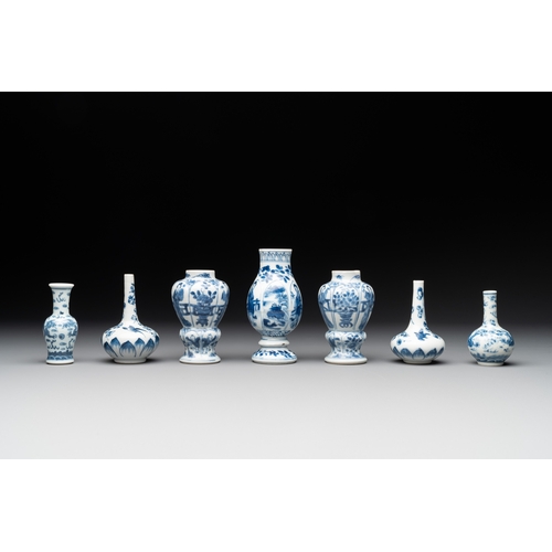 325 - Seven Chinese miniature blue and white vases, Kangxi and laterH.: 11,2 cm (the tallest) H.: 7,1 cm (... 