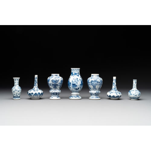 325 - Seven Chinese miniature blue and white vases, Kangxi and laterH.: 11,2 cm (the tallest) H.: 7,1 cm (... 