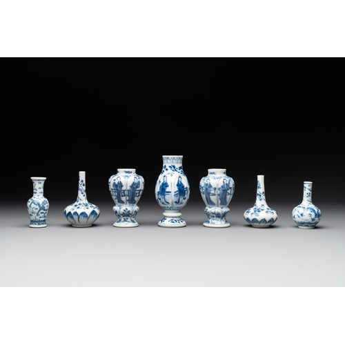 325 - Seven Chinese miniature blue and white vases, Kangxi and laterH.: 11,2 cm (the tallest) H.: 7,1 cm (... 