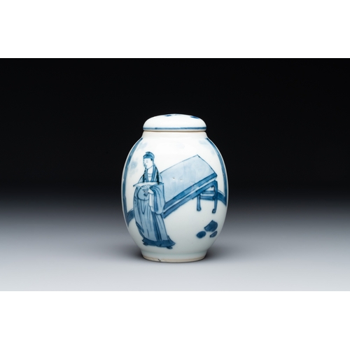 327 - A Chinese blue and white tea caddy and cover with figural design, KangxiH.: 9,1 cm (incl. cover)... 