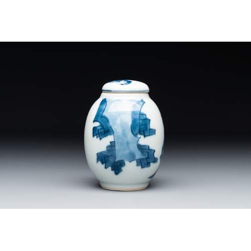 327 - A Chinese blue and white tea caddy and cover with figural design, KangxiH.: 9,1 cm (incl. cover)... 