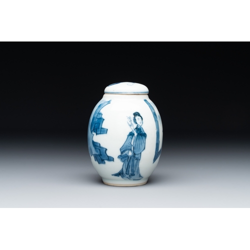 327 - A Chinese blue and white tea caddy and cover with figural design, KangxiH.: 9,1 cm (incl. cover)... 