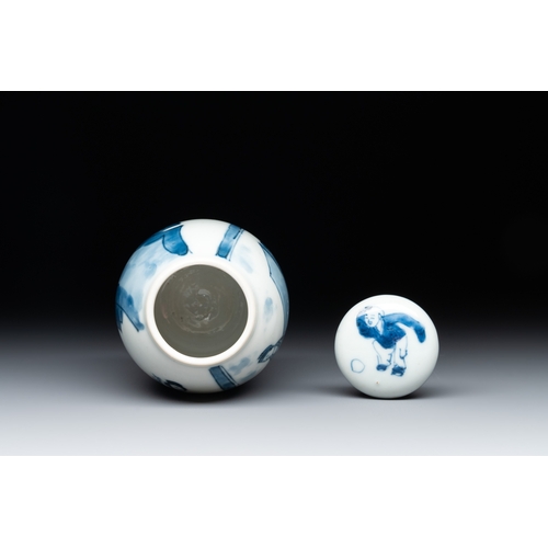 327 - A Chinese blue and white tea caddy and cover with figural design, KangxiH.: 9,1 cm (incl. cover)... 