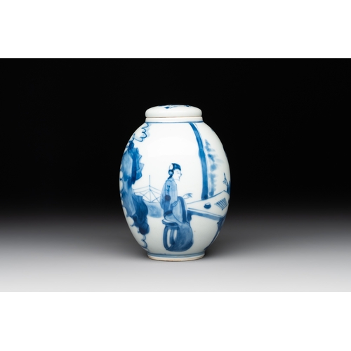 328 - A Chinese blue and white 'ladies playing go' tea caddy and cover, KangxiH.: 10,5 cm (incl. cover)... 