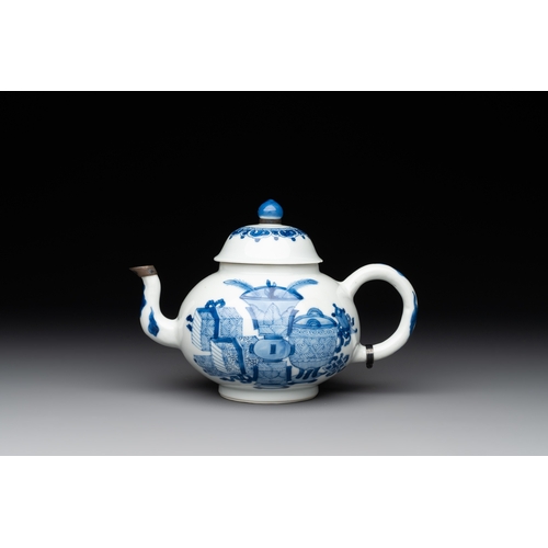 331 - A Chinese blue and white 'antiquities' teapot, Jiajing mark, KangxiL.: 16,5 cm - H.: 11,6 cm (incl. ... 