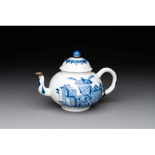 331 - A Chinese blue and white 'antiquities' teapot, Jiajing mark, KangxiL.: 16,5 cm - H.: 11,6 cm (incl. ... 