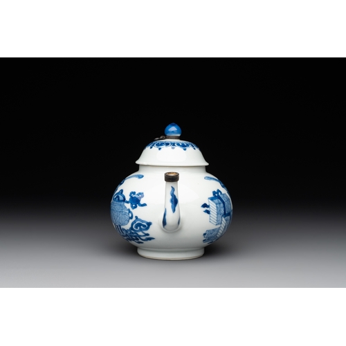 331 - A Chinese blue and white 'antiquities' teapot, Jiajing mark, KangxiL.: 16,5 cm - H.: 11,6 cm (incl. ... 