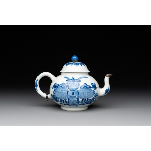 331 - A Chinese blue and white 'antiquities' teapot, Jiajing mark, KangxiL.: 16,5 cm - H.: 11,6 cm (incl. ... 