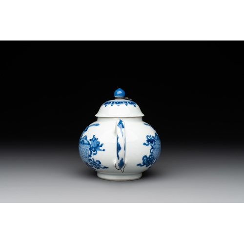 331 - A Chinese blue and white 'antiquities' teapot, Jiajing mark, KangxiL.: 16,5 cm - H.: 11,6 cm (incl. ... 