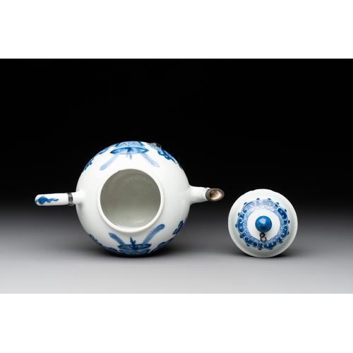 331 - A Chinese blue and white 'antiquities' teapot, Jiajing mark, KangxiL.: 16,5 cm - H.: 11,6 cm (incl. ... 